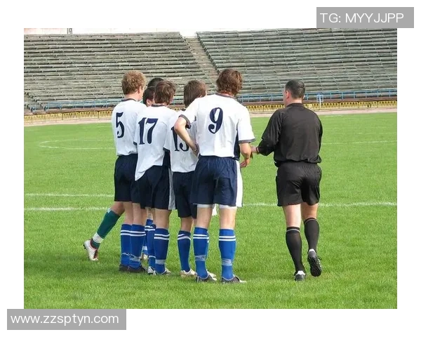 白色短裤下的足球明星揭秘他在赛场上的风采与成就